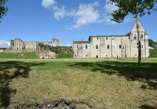 Maillezais Abbey in der Nähe von Camping ** les Tulipes, Vendée